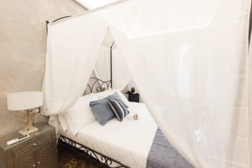 Elegante letto a quattro colonne con drappi di voile bianco alla B&B I MORI a Catania, Italia