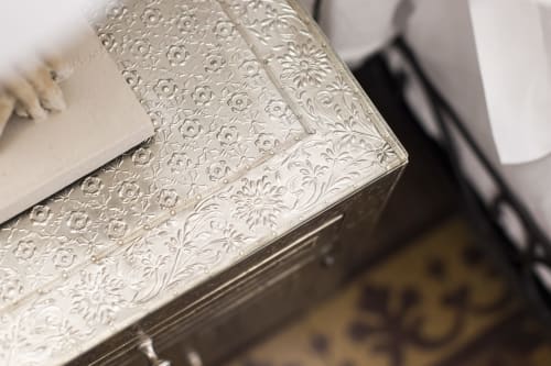 Dettaglio dello specchio con cornice d'argento decorata nella camera Gli Amanti della boutique hotel I MORI, Catania