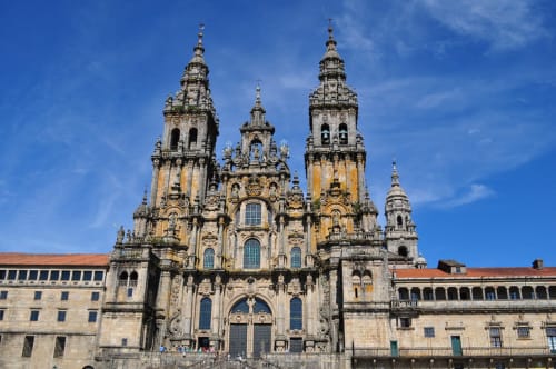 Saint Jacques de compostela but du voyage des pèlerins de saint guilhem le désert du gîte de la tour 