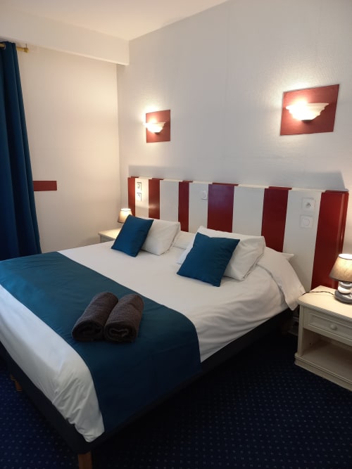 hôtel le centre les herbiers à coté du Puy Du Fou . Chambre double plus