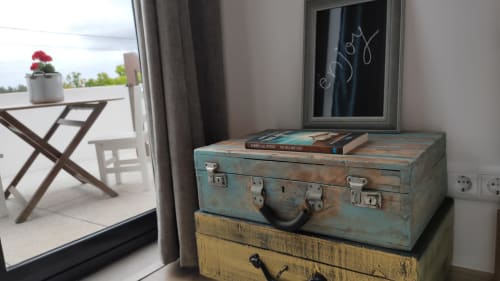 Malas vintage com livros sobre secretária na Kindnessmoon B&B, Óbidos, Portugal, com vista para a varanda