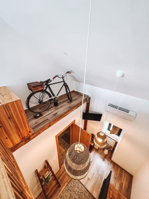 Quarto loft luminoso em Kindnessmoon Óbidos com bicicleta, cesto de vime, móveis em madeira e comodidades modernas