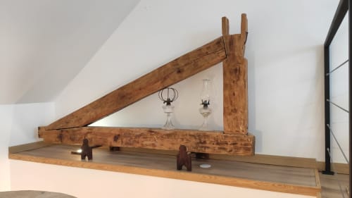 Prateleira de viga de madeira rústica com lampiões de óleo vintage no quarto Laranjeira das Loiras da Kindnessmoon B&B, Óbidos Portugal