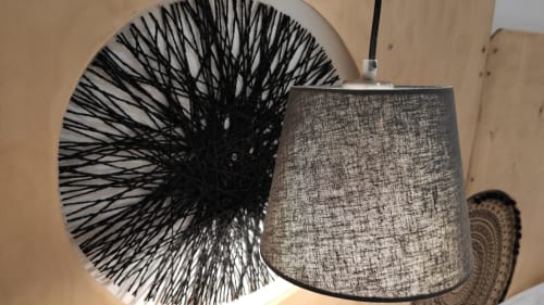 Luminária pendente preta com cúpula texturizada cinzenta no quarto da Kindnessmoon BnB, Óbidos Portugal