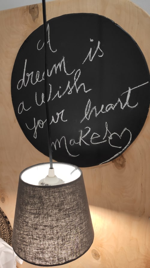 Luminária com quadro negro na Kindnessmoon BnB em Óbidos, Portugal, mensagem motivacional manuscrita em circular preto