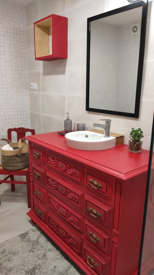Lavatório vermelho ornamentado com pia branca e espelho preto no quarto Kindnessmoon Óbidos Portugal