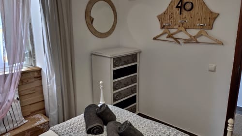 Quarto na vila Casa 40th Wood Music House, Óbidos Portugal, com cama, móveis em madeira e decorações de parede