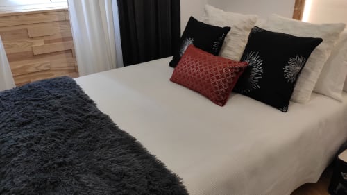 Quarto moderno da Casa 40th Wood Music House em Óbidos com cama branca, almofadas decorativas e móveis escuros