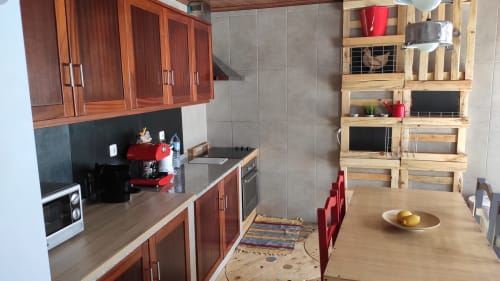 Cozinha moderna com marcenaria em madeira, área de refeições e prateleiras de madeira na villa Casa 40th Wood Music House, Óbidos