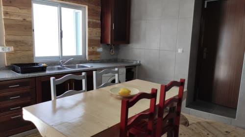 Cozinha e sala de refeições modernas na villa Casa 40th Wood Music House, Óbidos Portugal, com cadeiras vermelhas e acabamentos em madeira