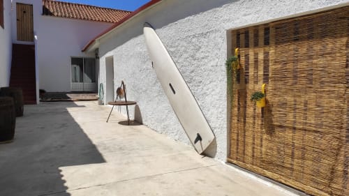 Pátio da Casa 40th Wood Music House em Óbidos com paredes caiadas, portão de madeira e decoração com prancha de surf
