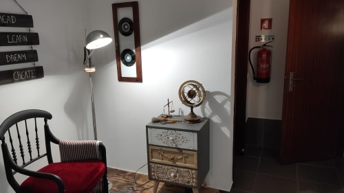 Aconchegante área de estar na Casa 40th Wood Music House, villa em Óbidos com poltrona vintage, luminária de piso e globo decorativo