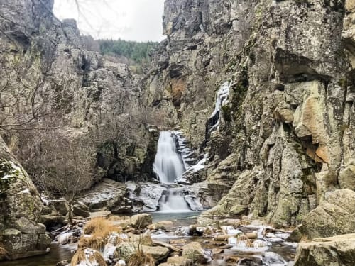 La Cascada del Purgatorio es un salto de agua en el curso del Arroyo Aguilón a muy pocos kilómetros del casco urbano de Rascafría y de Los Espinares.