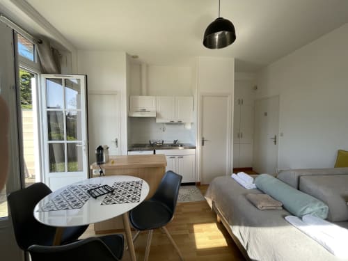 Studio moderne à la Résidence Le Roc Fleuri à Saint Malo avec kitchenette, coin repas et lit