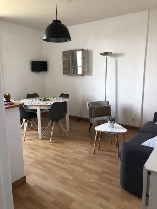 Séjour moderne à la Résidence Le Roc Fleuri, Saint-Malo avec salle à manger, coin salon et télévision écran plat