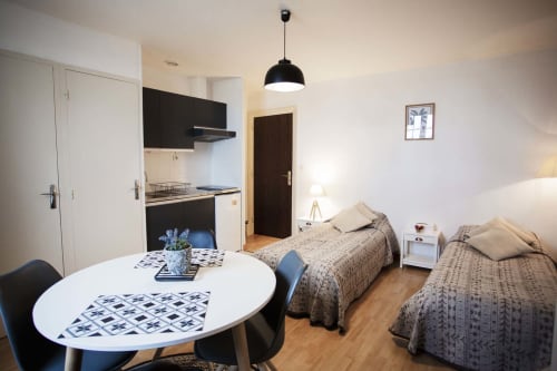 Studio moderne à la Résidence Le Roc Fleuri à Saint-Malo avec kitchenette, table à manger et lits jumeaux