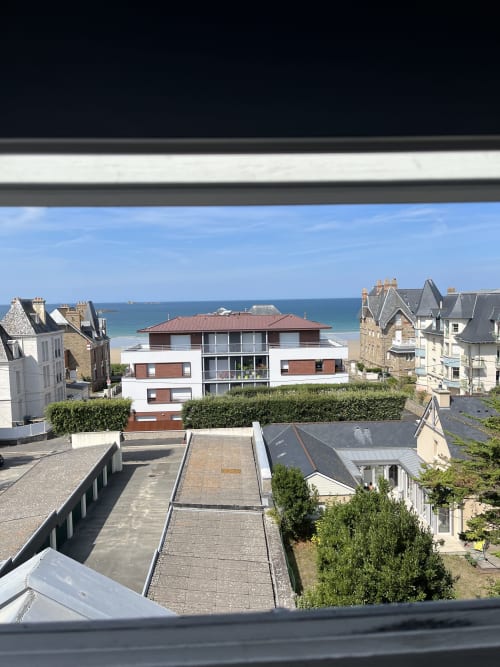 Vue sur la mer depuis l'appartement de la Résidence Le Roc Fleuri à Saint-Malo, dominant la plage et l'architecture côtière