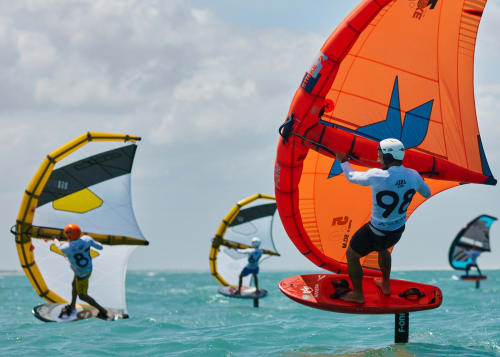Lezioni di kitesurf sulla spiaggia Torre Grande vicino ad Affittacamere Al Mare, Oristano, con aquiloni e tavole colorati turchese