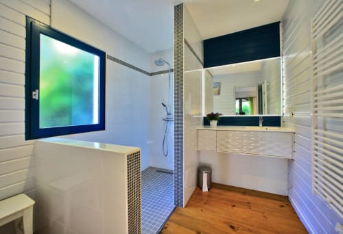 Chaque suite dispose de sa propre salle de bain intégrée. Celles-ci sont toujours spacieuses et lumineuses
