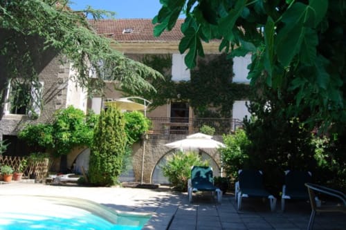 Cour de Chambres d'hôtes Les Pratges à Figeac avec piscine, voûte couverte de lierre et espace détente