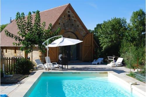 Piscine avec transats et parasol aux Chambres d'hôtes Les Pratges à Figeac