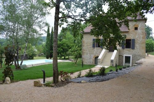 Chambres d'hôtes en pierre avec piscine en campagne de Figeac, façade couverte de lierre et jardins paysagés