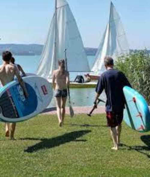 Appassionati di kiteboarding con attrezzatura alla spiaggia Torre Grande vicino ad Affittacamere Al Mare, Oristano Italia