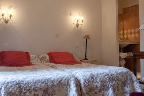 Chambre twin aux oreillers rouges aux Chambres d'hôtes Les Pratges, Figeac