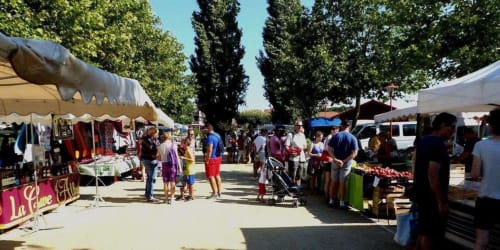 Tout au long de l'année, les marchés traditionnels animent les villages alentours. En été, des marchés nocturne viennent compléter le programme.