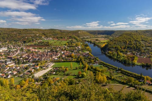 Vue aérienne de Figeac, vallée française avec rivière, forêts et charmante ville médiévale nichée dans la verdure