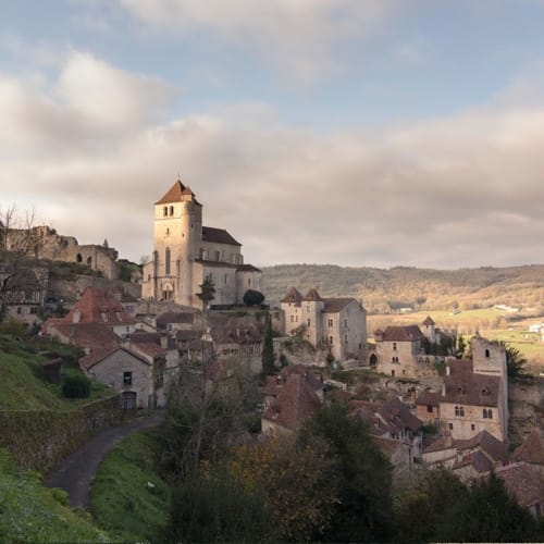 Village médiéval perché avec clocher en pierre à Figeac, France près des Chambres d'hôtes Les Pratges