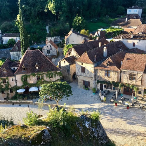 Vue aérienne du village médiéval Les Pratges à Figeac, France avec maisons en pierre et cour intérieure