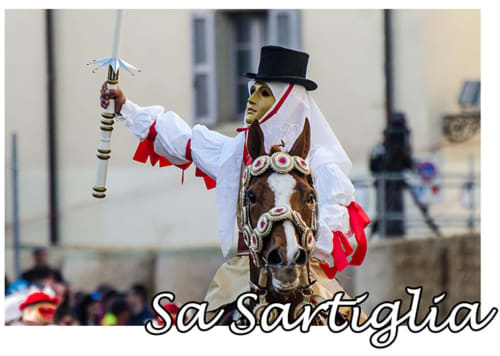 Jinete disfrazado a caballo sosteniendo un bastón ceremonial durante el desfile de carnaval Sa Sartigalia en Oristano, Italia