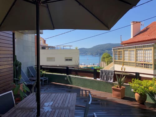Terraza de Casa Arealonga con vistas al mar sobre la ría de Vigo, España