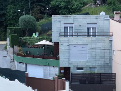 Casa Arealonga, hotel moderno en Vigo con terrazas, jardines verdes y arquitectura contemporánea