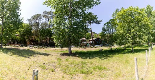 Entre le pas de tir à l'arc et le village Nature et Océan, un parc clôturé accueille des moutons du printemps à la fin de l'été