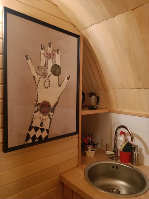 Artistic bathroom in Casa LeopArt cottage at Les Refuges Du Chalet, featuring decorative hand artwork and wooden finishes