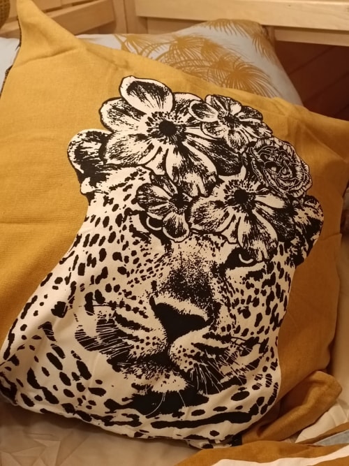 Golden pillow with leopard and floral design in Casa LeopArt cottage at Les Refuges Du Chalet, Jalhay