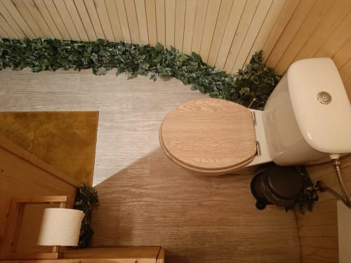 Bathroom with wooden toilet seat and sink in Casa LeopArt cottage at Les Refuges Du Chalet, Jalhay