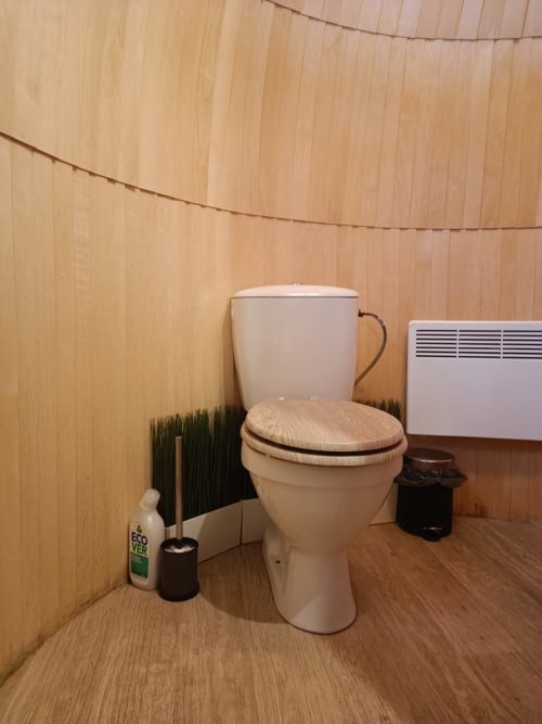 Umweltfreundliche Komposttoilette mit Holzsitz in The Bear's Lair Cottage in Les Refuges Du Chalet, Jalhay