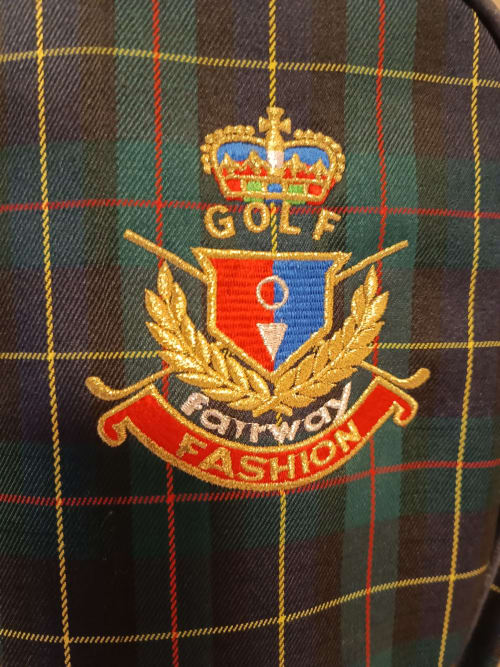 Golfwappen auf Tartanstoff in Les Refuges Du Chalet, Jalhay