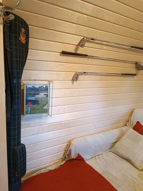 Gemütliches Zimmer im Les Refuges Du Chalet mit Angelruten, Tartantasche und eingerahmter Landschaftsaussicht