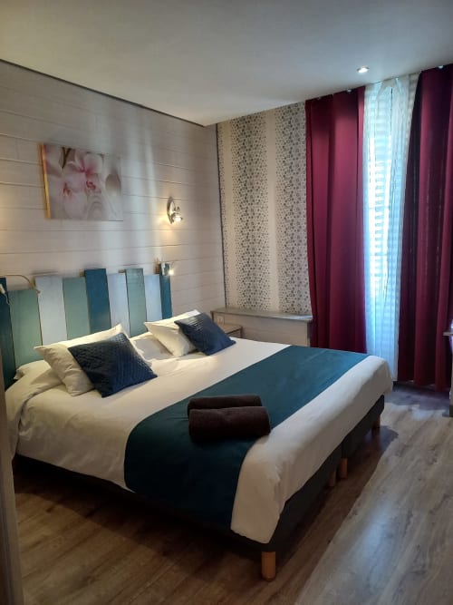 Hotel le centre les herbiers à coté du Puy Du Fou . Chambre double plus