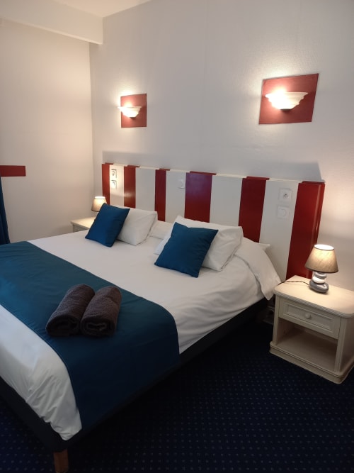 hotel le centre les herbiers à coté du puy Du Fou .Chambre double plus