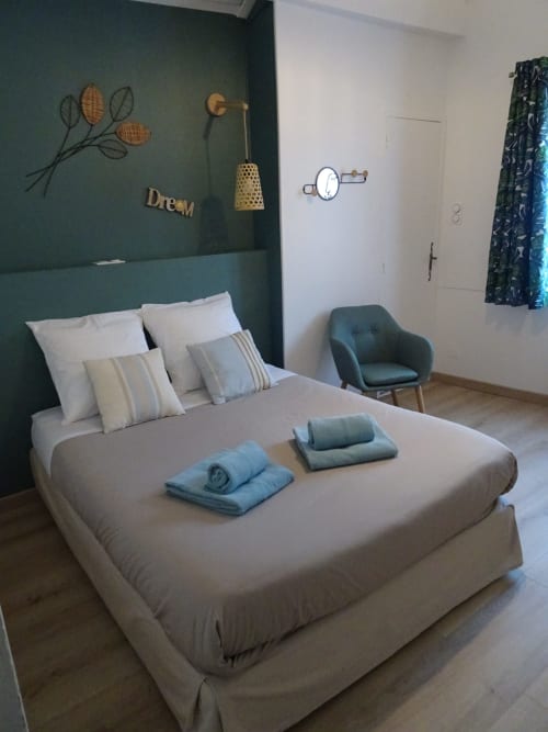Chambre Serre d'Arène rénovée avec tout confort : prises USB, salle de bain confort. 