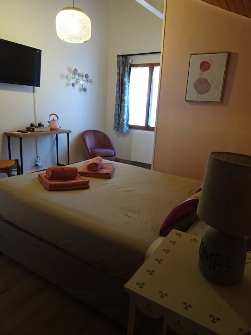 Chambre romantique avec plateau de courtoisie