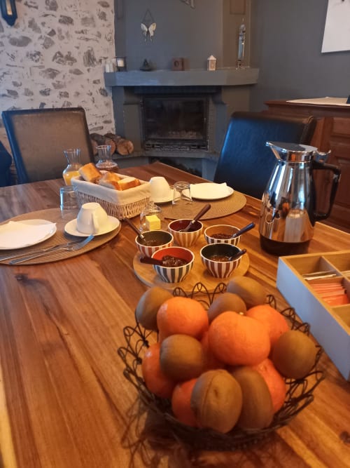 Petit déjeuner avec fruits, confiture maison