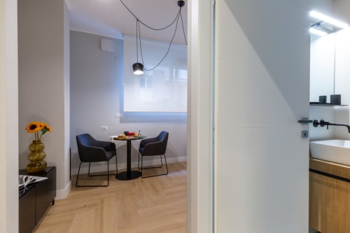 Camera moderna presso CASA LOUNGE ISTRIA a Cagliari con zona pranzo, vista sulla città e design contemporaneo
