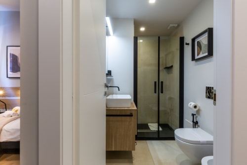 Bagno moderno di Casa Lounge Istria a Cagliari con doccia a pioggia, lavabo a coppa e wc