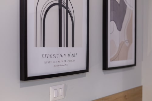 Poster d'arte incorniciati nella suite Casa Lounge Istria dell'hotel di Cagliari con vista sulla città